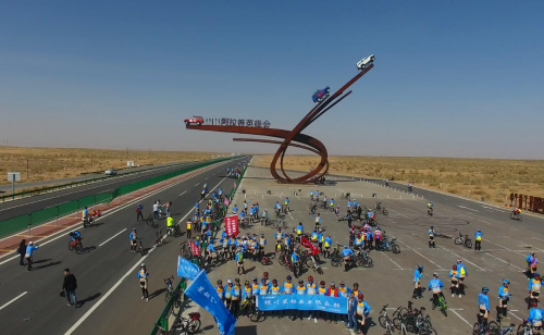 “自行车英雄汇”穿越阿拉善腾格里沙漠骑游文化节圆满落幕